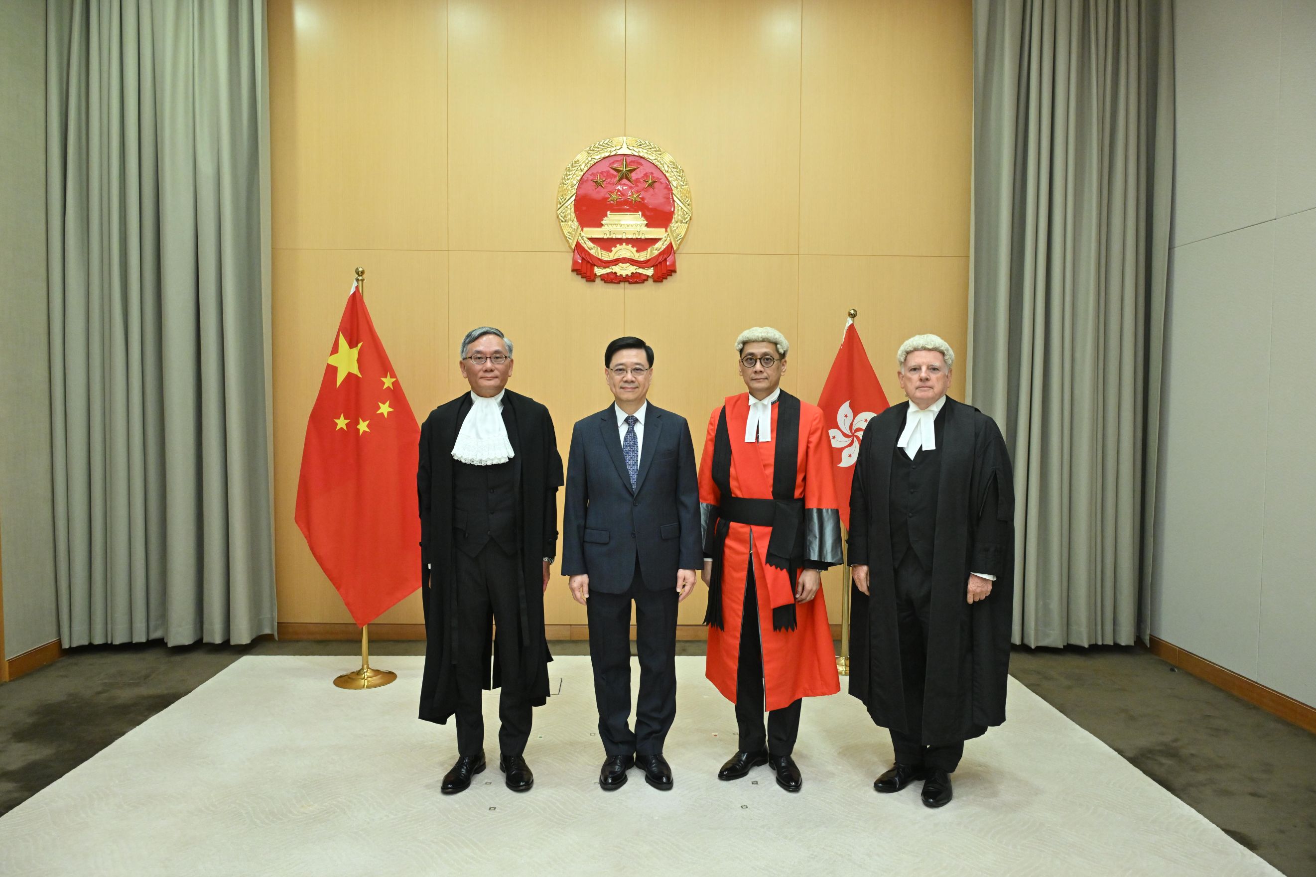 区域法院法官梁俊文（右二）获委任为高等法院原讼法庭法官